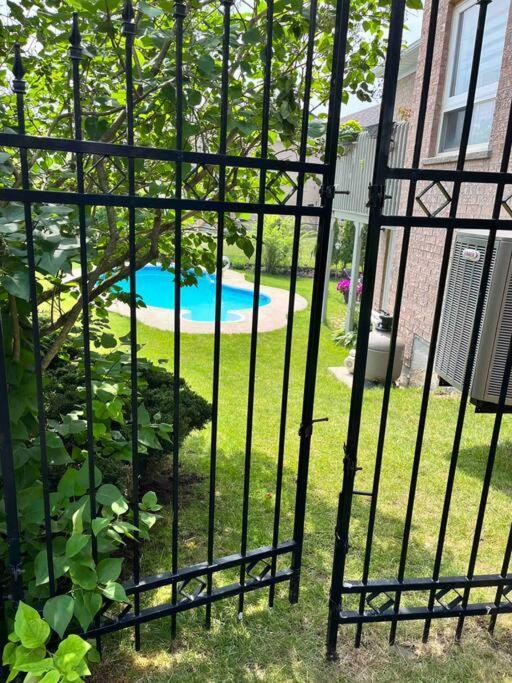 Poolside Entire Lower Level Apt Whitby Exterior photo